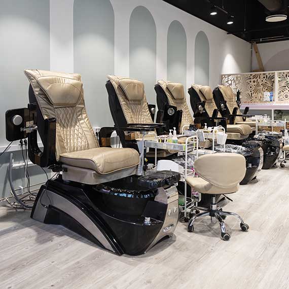 Afslappende stole til fodbehandling i King Nails butikken